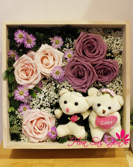Ngoài hoa thì bên trong hộp còn có sự hiện diện của hai chú gấu đáng yêu
