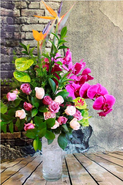 Bình hoa mang đến không khí tươi vui và ngập tràn màu sắc