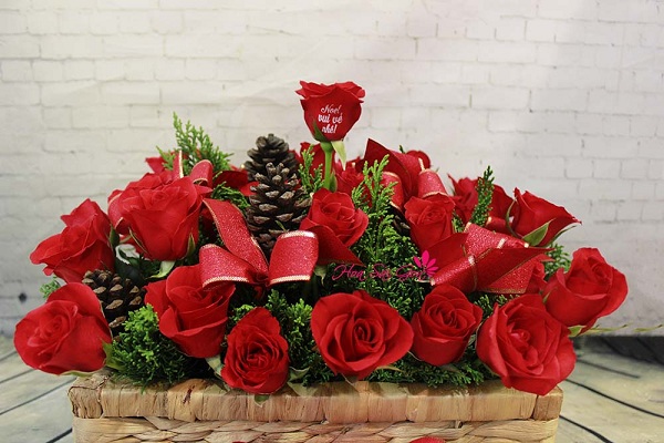 Giỏ hoa mừng giáng sinh với sự hiện diện của rất nhiều những đóa hoa hồng đỏ tươi tắn