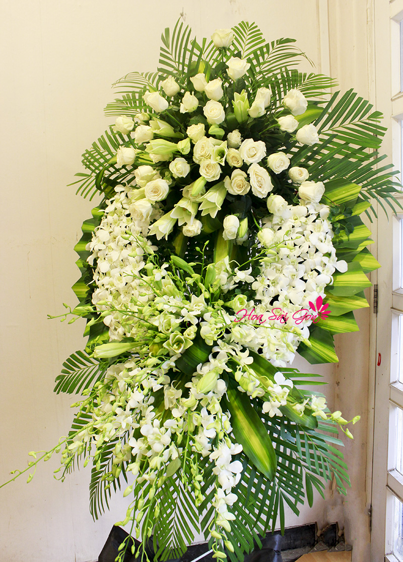 Kệ hoa bao gồm hoa lan trắng và hoa hồng trắng