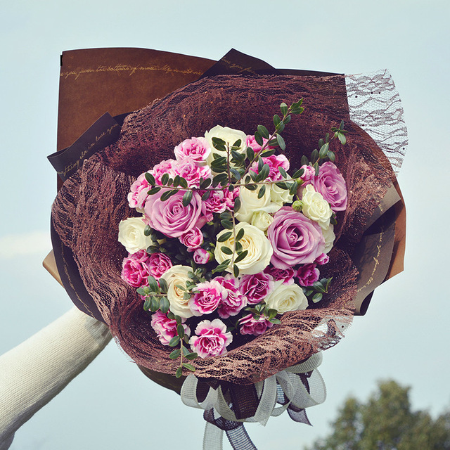Một bó hoa tươi dành tặng cho người ấy sẽ giúp mối quan hệ của hai bạn bền chặt hơn
