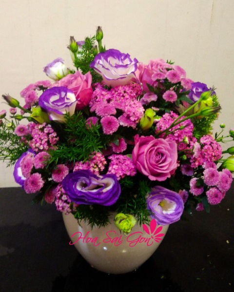 Bình hoa với tone màu tím nhẹ nhàng và ý nghĩa