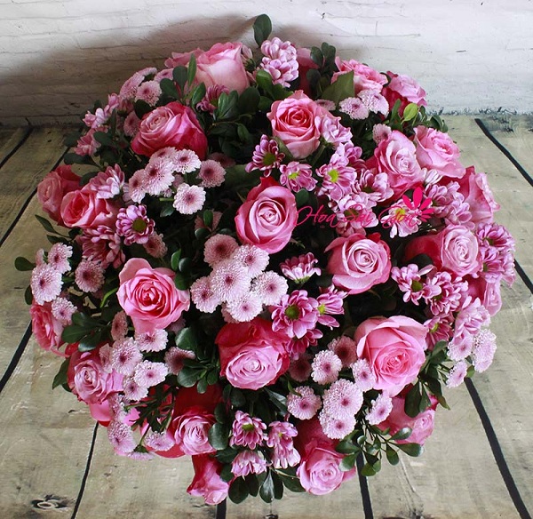 giỏ hoa là sự kết hợp giữa những đóa hoa hồng và hoa cúc