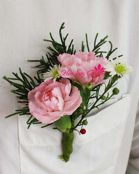 Hoa cẩm chướng cài áo cho chú rể ngày cưới