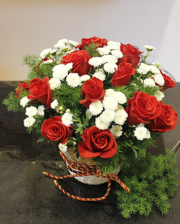 Giỏ hoa hồng đỏ cùng cúc Calimero