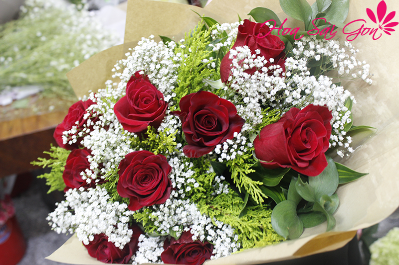 Mẫu hoa được làm từ 9 bông hồng Ecuador