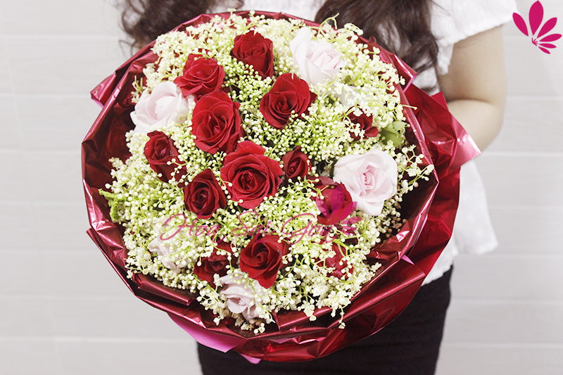 Bó hoa hồng đỏ kết hợp với hoa phụ màu trắng xinh xắn Bó hoa hồng đỏ kết hợp với hoa phụ màu trắng xinh xắn