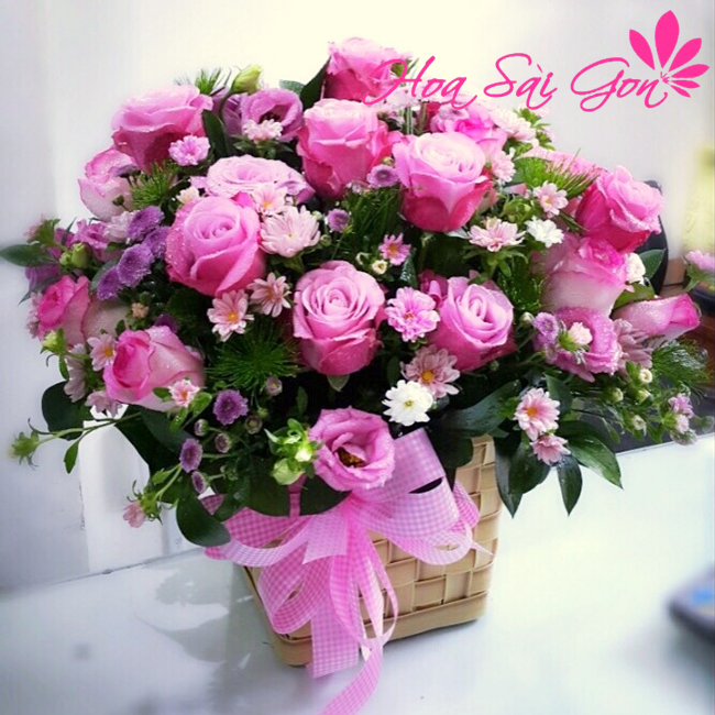 Giỏ hoa Tím mơ chính là sự kết hợp hài hòa và vô cùng đáng yêu giữa 16 đóa hoa hồng màu tím, 12 đóa hoa hồng dâu