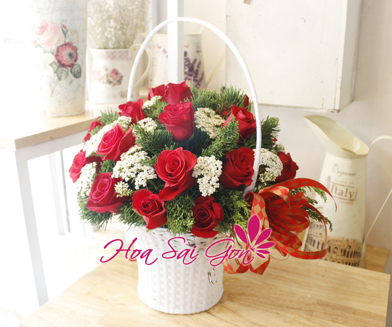 Giỏ hoa sinh nhật “Happy day” là sự kết hợp hoàn hảo giữa hoa hồng đỏ và hoa mimi trắng