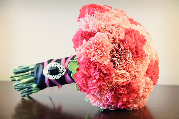 Hoặc có thể chọn một bó hoa cẩm chướng màu hồng đơn giản như thế này