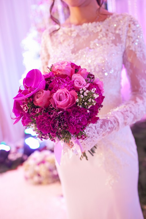 Hoa cưới màu tím cho cô dâu