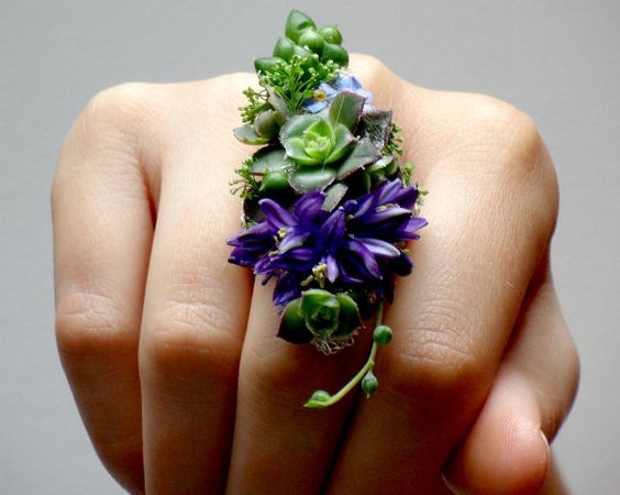 Nhẫn hoa cũng là một trong những hình thức thể hiện hoa cưới được rất nhiều cô dâu yêu thích