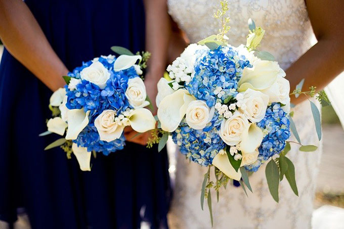 Những bó hoa cưới đa sắc màu được kết từ nhiều loại hoa khác nhau vô cùng phóng khoáng