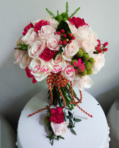 Bó hoa cưới cầm tay kết hợp hoa hồng và cẩm chướng của Hoa Sài Gòn