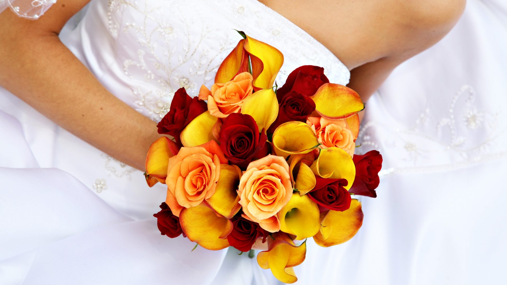Tông màu cam của hoa cưới sẽ mang lại không khí ấm áp của mùa thu cho tiệc cưới của bạn
