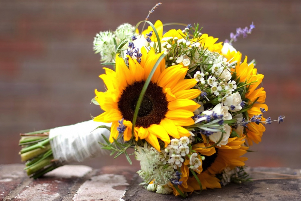 Để đám cưới mùa thu thêm phần lãng mạn và sang trọng, bạn có thể chọn bó hoa cưới màu vàng sang trọng 