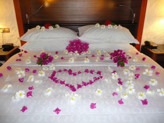 Ngoài ra tặng hoa 20/10 cho người phụ nữ thương yêu của mình bạn cũng có thể dùng hàng trăm bông hoa, rắc những cánh hoa rơi trên giường, sàn nhà