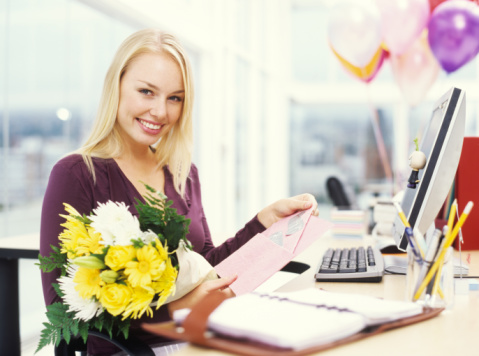 ban cũng có thể tạo sự bất ngờ cho nàng khi bạn gửi tặng bó hoa tới văn phòng mà cô ấy đang làm việc