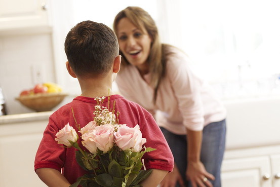 Hoa là món quà thể hiện tình cảm yêu thương chân thành mà chúng ta dành tặng cho mẹ của mình