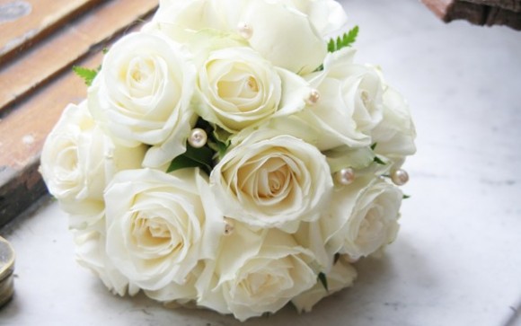 Ngoài ra vẫn còn một quan niệm khác về hoa hồng trắng đó chính là nụ hoa hồng trắng thể hiện sự ngây ngô và bồng bột của tuổi trẻ