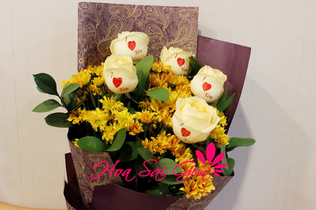 Bó hoa bao gồm những đóa hoa hồng trắng xinh tươi kết hợp những đóa hoa cúc vàng ngọt ngào