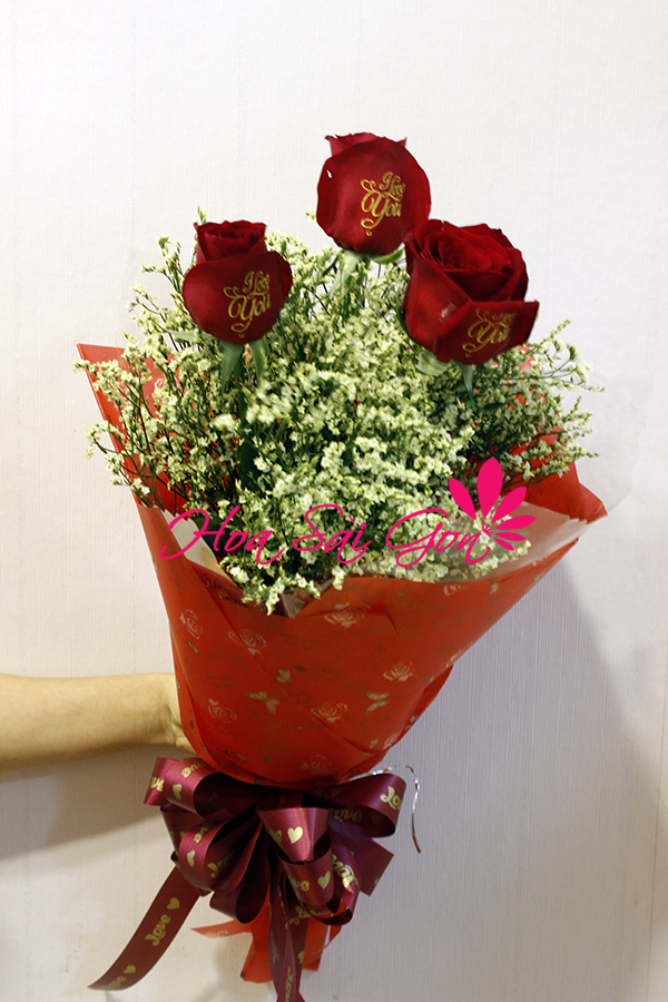 Bó hoa Love You chính là sự kết hợp giữa 3 đóa hoa hồng nhập màu đỏ được in trên đó là chữ Love You cách điệu 