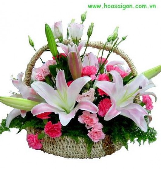 Giỏ hoa Món quà tặng mẹ chính là sự kết hợp giữa hoa lily trắng, hoa cát tường hồng và hoa cẩm chướng