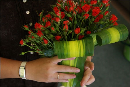 Cách bó hoa đơn giản tặng người thân