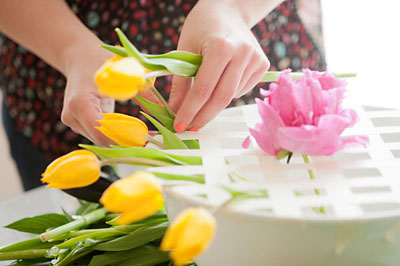 cách cắm hoa bàn ăn đơn giản