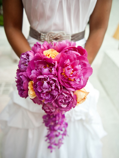 Những bó hoa có phần cuống rủ sẽ hợp với cô dâu dáng người đầy đặn