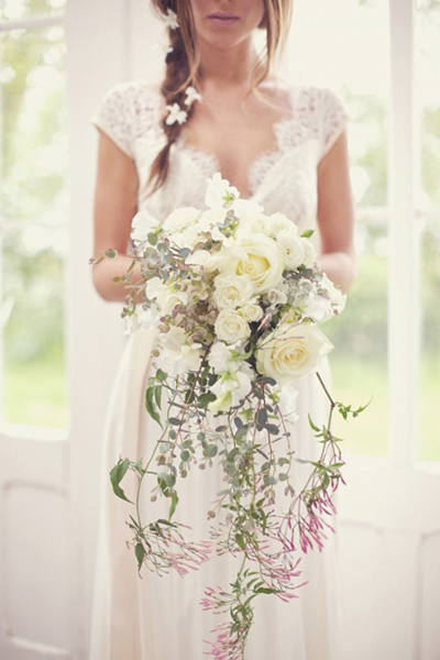 Cô dâu có thân hình mảnh mai dễ chọn hoa cưới vì phù hợp với hầu hết các kiểu hoa
