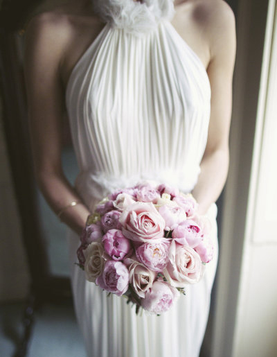 Cô dâu mảnh mai chọn bó hoa tròn sẽ tạo vẻ đẹp cân đối