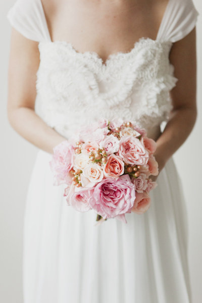 Cô dâu nhỏ nhắn nên chọn những bó hoa xinh, vừa với tay cầm và vóc dáng
