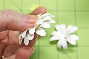 Cách làm hoa giấy đẹp mà cực kì đơn giản