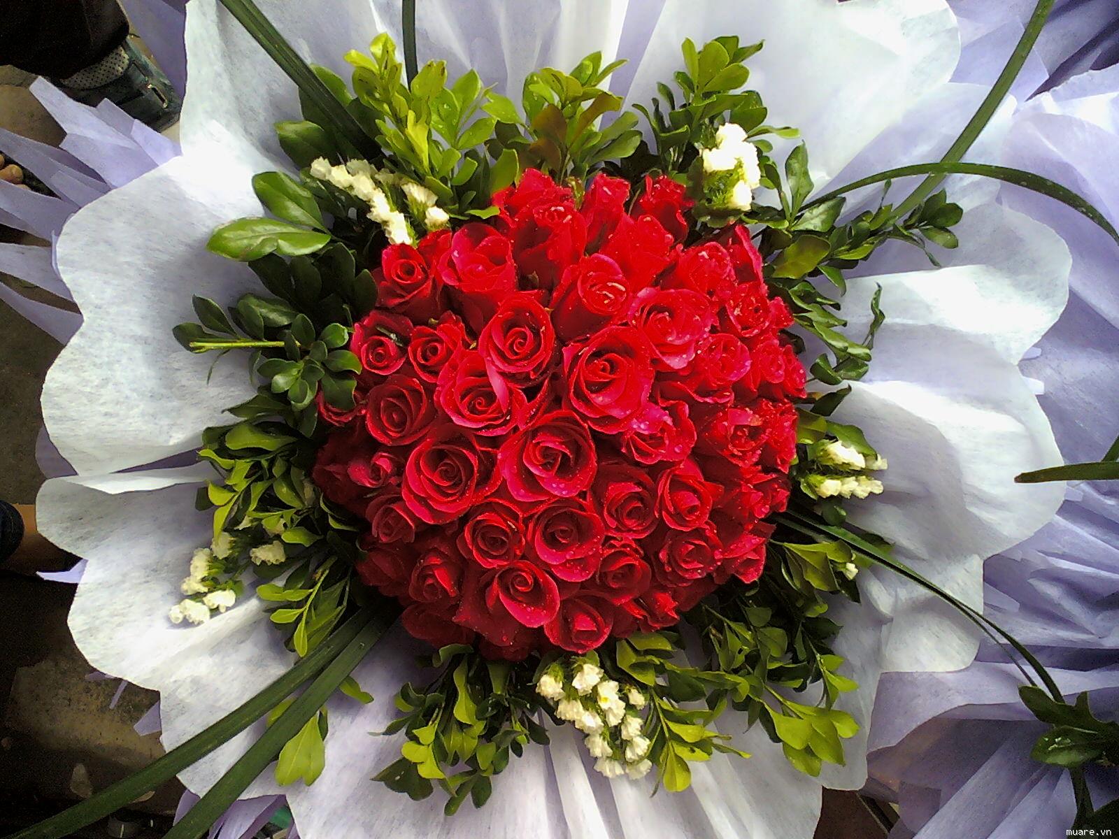 Cắm hoa lãng mạn với bó hoa hồng trái tim