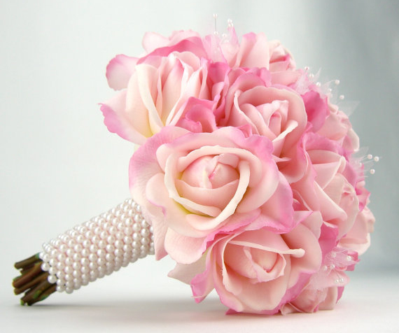 Hoa cưới góp phần tạo nên vẻ đẹp lung linh cho các cô dâu