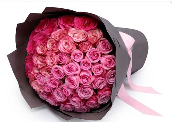 Đối với sếp nữ và nếu còn trẻ thì bạn nên chọn hoa giỏ bằng hoa hồng để tặng vì hoa hồng quyến rũ đại diện cho vẻ quyền quý