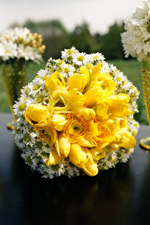 Hoa cưới cô dâu màu trắng và vàng lôi cuốn