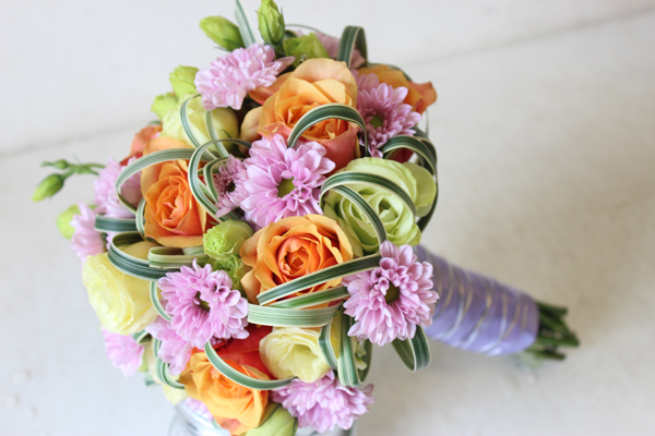 Hoa cưới cầm tay tự nhiên đầy màu sắc