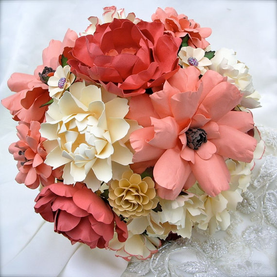 Hoa cưới cầm tay bằng giấy kết dạng tròn giúp bạn tỏa sáng trong ngày cưới