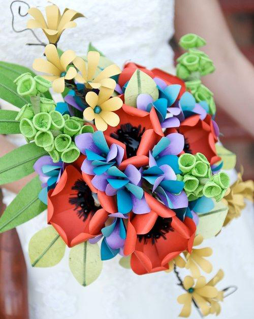 Hoa cưới cầm tay bằng giấy giúp bạn tiết kiệm được chi phí và có thể lưu trữ hoa lâu