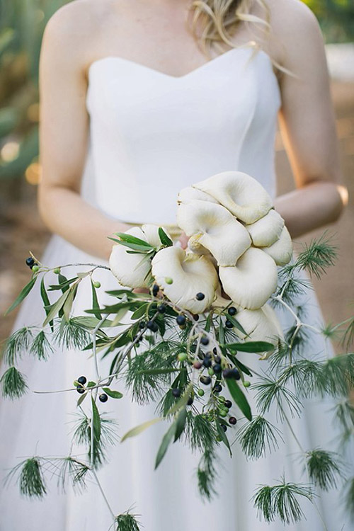 Một bó hoa cưới với vật liệu chính là nấm vô cùng đặc sắc