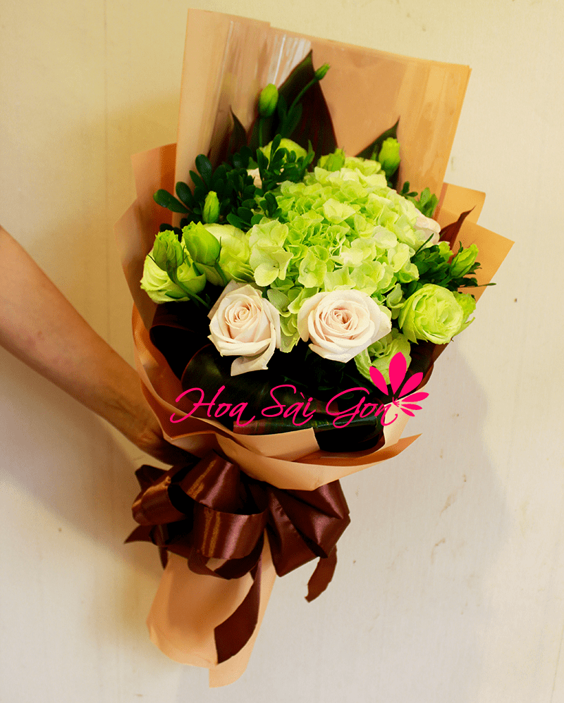 Bó hoa được gói theo phong cách tinh tế nhẹ nhàng và cuốn hút