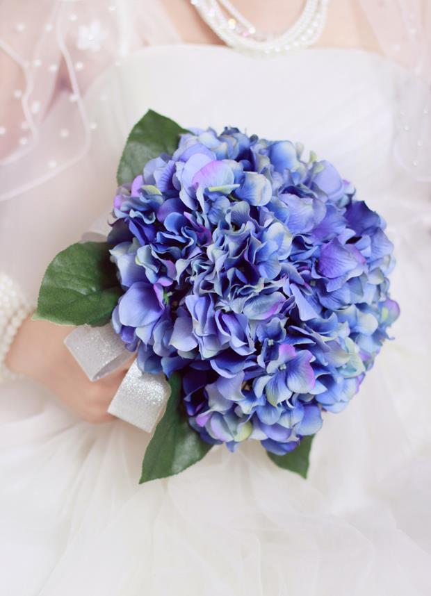 hoa cưới cầm tay cẩm tú cầu xanh
