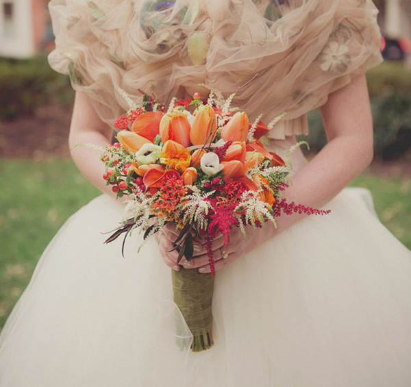 Hoa cưới cầm tay cô dâu mang phong cách Vintage