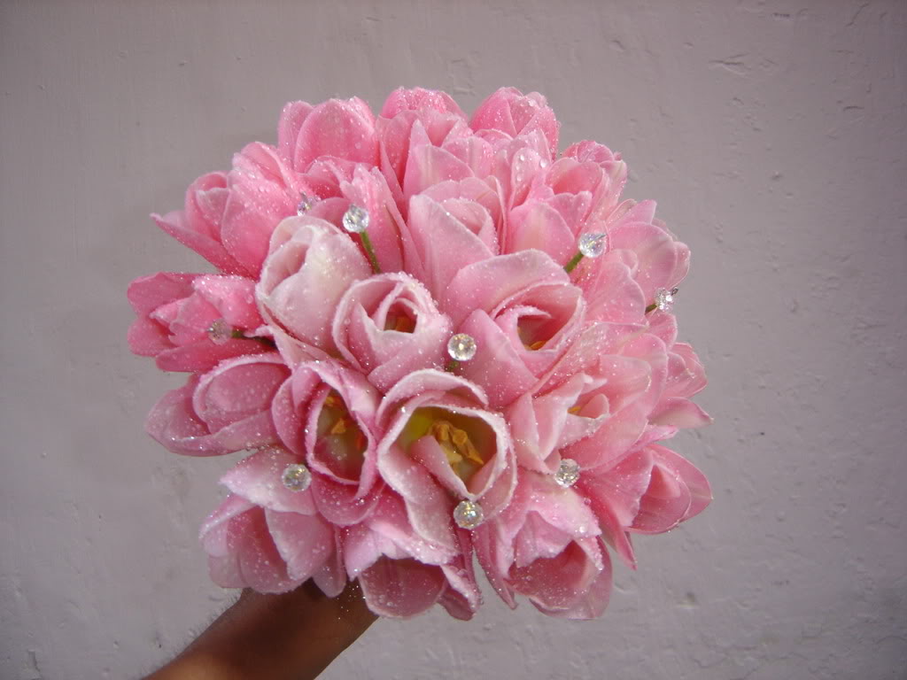 Những mẫu hoa cưới màu hồng cho cô dâu lãng mạn
