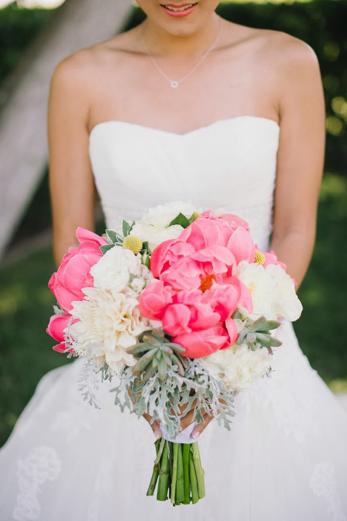 Những mẫu hoa cưới cầm tay hồng và tím cho cô dâu