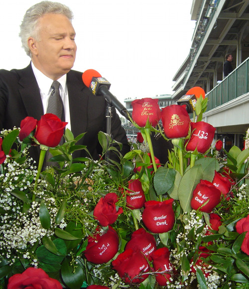 Bạn có thể dành tặng hoa hồng biết nói trong những sự kiện quan trọng có in kèm logo của công ty mình