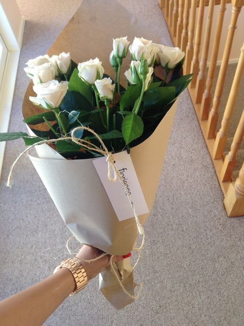 Bó hoa hồng trắng tinh tế với cách gói đơn giản cũng sẽ làm bạn gái rất hạnh phúc