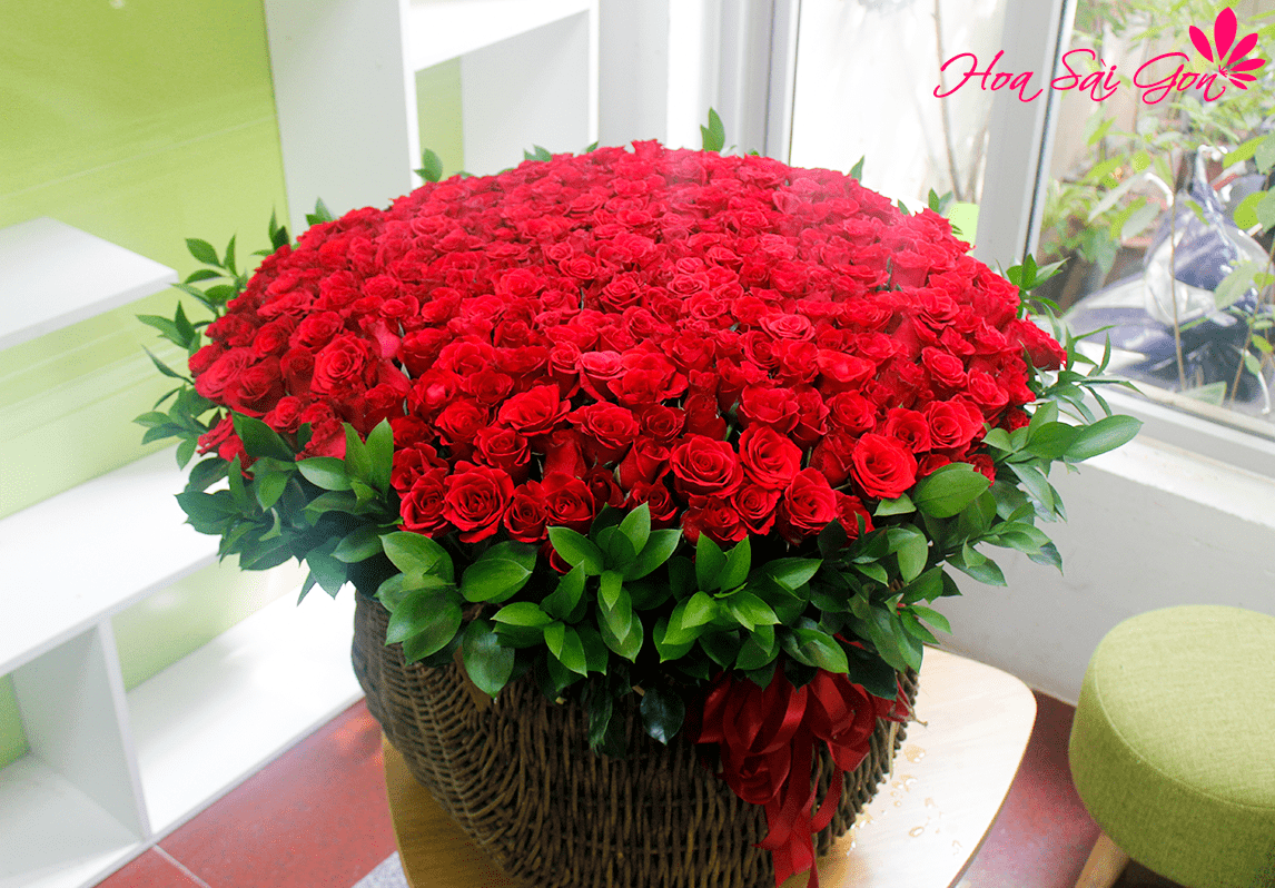 Bó hoa bao gồm 365 bông hồng tượng trưng cho 365 ngày hạnh phúc trong năm